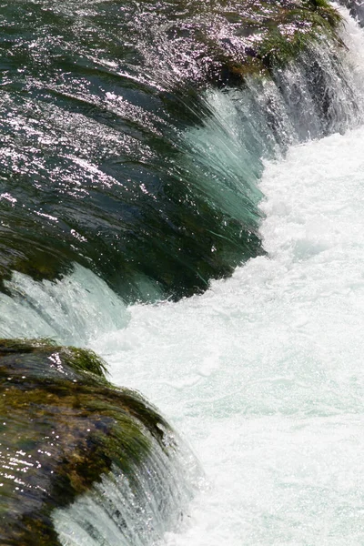 Cenário Bonito Ondas Tempestuosas Que Fluem Sobre Borda Uma Barragem — Fotografia de Stock