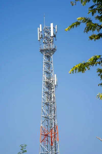 Tiro Vertical Uma Torre Rádio Sob Céu Azul — Fotografia de Stock