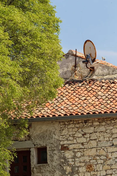 阳光明媚的日子里 克罗地亚的一座有绿树蓝天的古老的乡村砖屋映照 — 图库照片