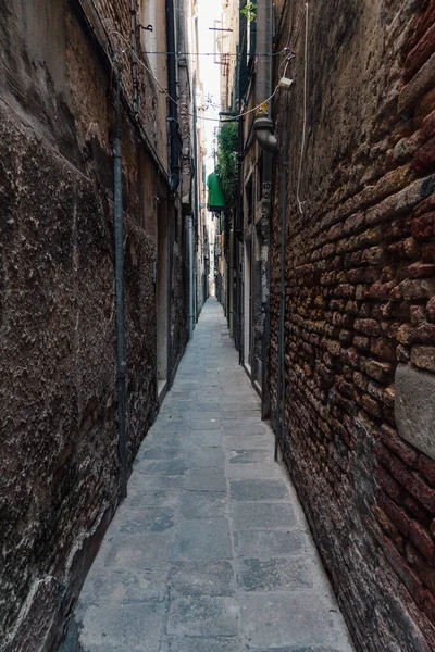 Plano Vertical Callejón Entre Dos Edificios Residenciales Venecia Italia — Foto de Stock