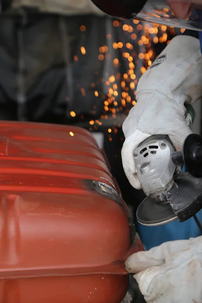 Vertical Shot Man Repairing Part Car Filling Petrol Workshop — Stock Photo, Image
