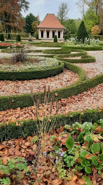 Een Verticale Opname Van Het Park Bij Het Kasteel Wolfsburg — Stockfoto