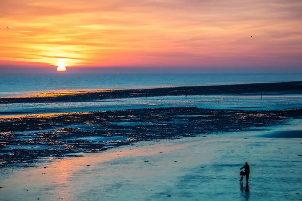 Una Hermosa Vista Playa Con Siluetas Personas Atardecer — Foto de Stock