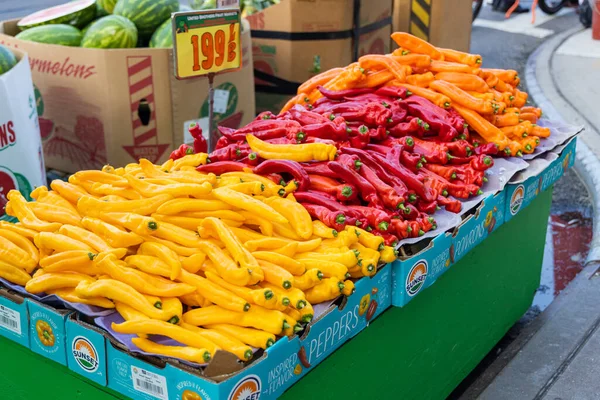 Queens Verenigde Staten Jul 2021 Verse Kleurrijke Chili Paprika Verkocht — Stockfoto