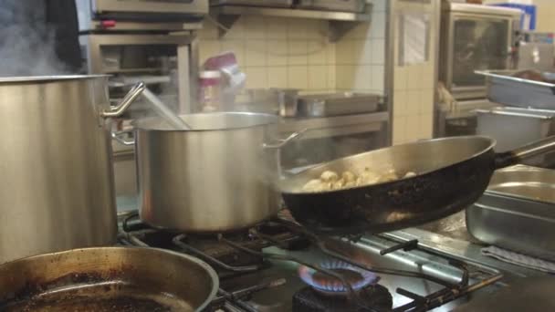 Yemek Pişirirken Sebze Kızartırken Çekilmiş Yakın Çekim Görüntüleri — Stok video
