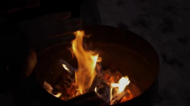 黑暗中壁炉的特写镜头 — 图库视频影像