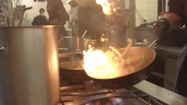 Primo Piano Filmato Cottura Della Cena Frittura Verdure — Video Stock