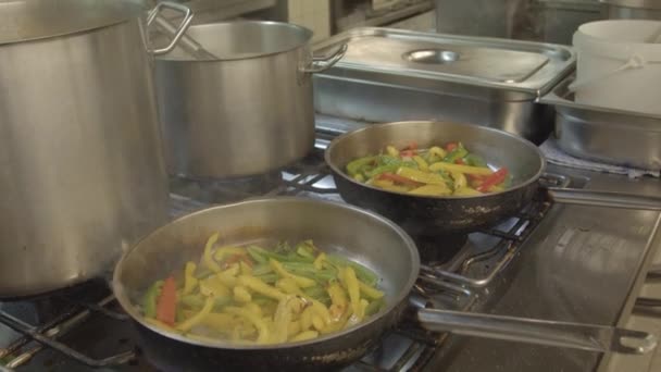 Närbilder Matlagningsmiddag Stekgrönsaker — Stockvideo