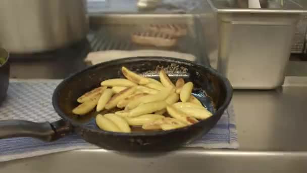 Primo Piano Filmato Cottura Della Cena Frittura Verdure — Video Stock