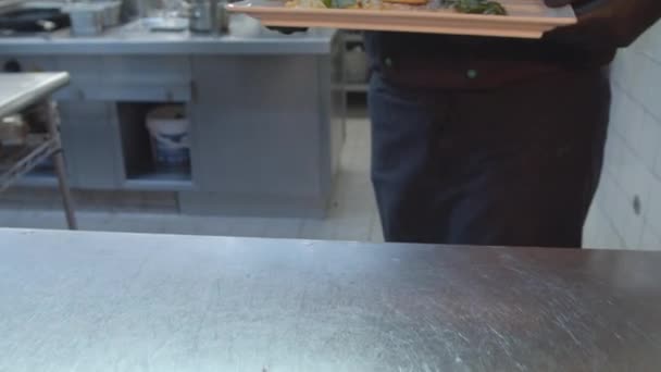 Imagens Close Cozinhar Jantar Chef Decora Serve Prato — Vídeo de Stock