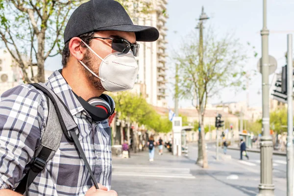 Een Jonge Israëlische Man Met Een Covid Masker Een Zwarte — Stockfoto