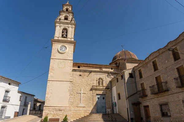 青い空と太陽の下でスペインの教会の時計塔と教会ドームの低い角度 — ストック写真