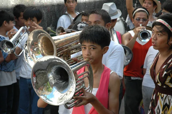 Manila Filipinas Outubro 2008 Meninos Estão Tocando Trompete Rua Durante — Fotografia de Stock