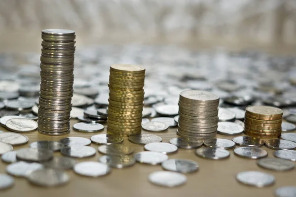 分散コイン付きテーブル上のコインスタックの選択的フォーカスショット — ストック写真