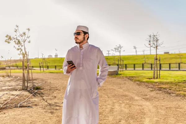 Ung Arabisk Man Traditionell Vit Klänning Tittar Sidan Utanför Med — Stockfoto