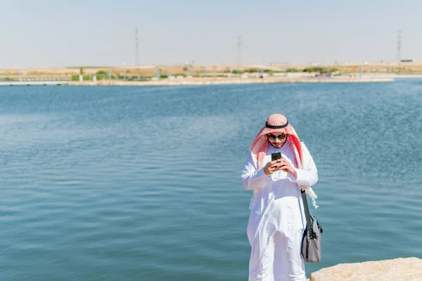 Saoudien Costume Traditionnel Vérifiant Son Téléphone Bord Mer Par Une — Photo