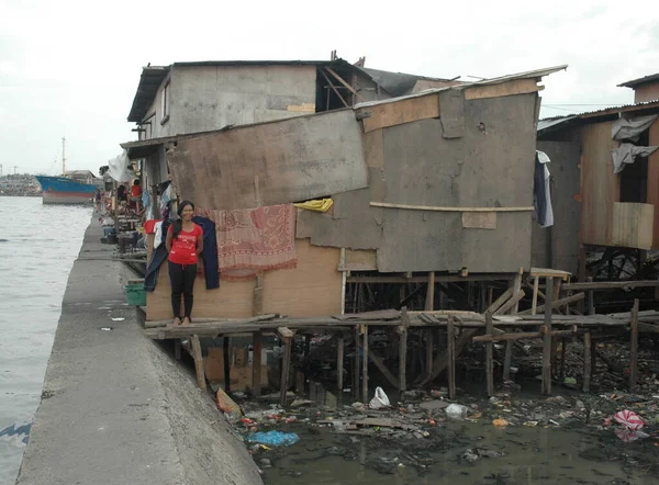 Manila Philippinen Juli 2021 Eine Arme Lächelnde Einheimische Steht Vor — Stockfoto