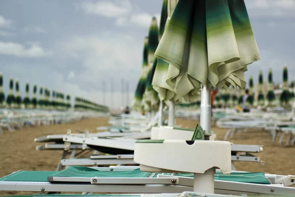 Een Close Shot Van Gesloten Parasols Ligstoelen — Stockfoto