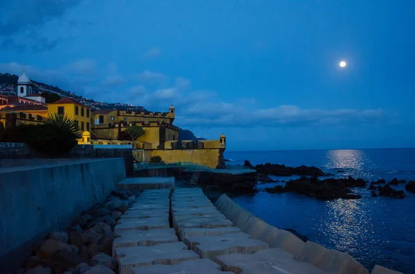 Bellissima Vista Notturna Della Riva Del Mare Con Edifici Gialli — Foto Stock