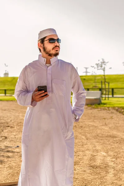 Plan Vertical Homme Saoudien Avec Des Lunettes Soleil Vêtement Traditionnel — Photo