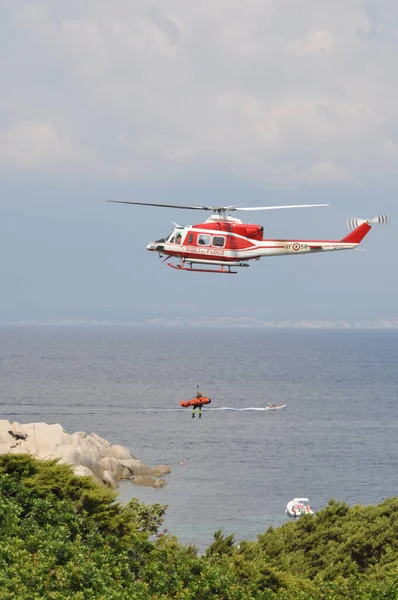 Santa Teresa Galluera Olaszország 2018 Augusztus Tűzoltó Helikopter Bevetés Közben — Stock Fotó