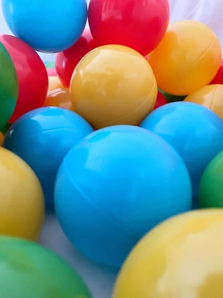 Gros Plan Boules Plastique Colorées Sur Une Fosse Boules Blanche — Photo