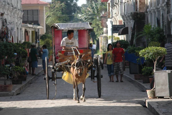 Vigan Philippines Września 2010 Człowiek Jeżdżący Wózkiem Konnym Ulicami Vigan — Zdjęcie stockowe