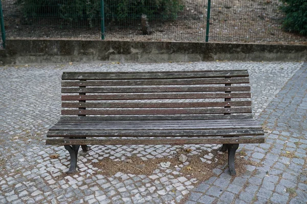 Väderbiten Gammal Träbänk Kullerstensmarken Parken — Stockfoto