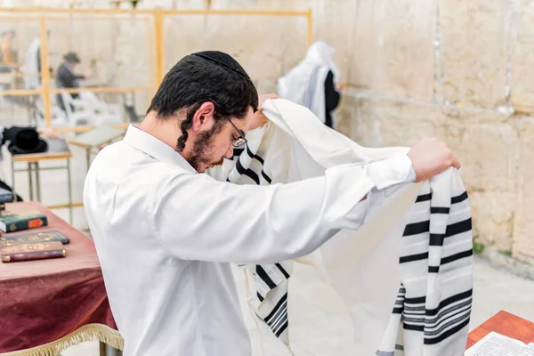 Seorang Pemuda Yahudi Ortodoks Berdoa Pagi Hari Benteng Tembok Barat — Stok Foto
