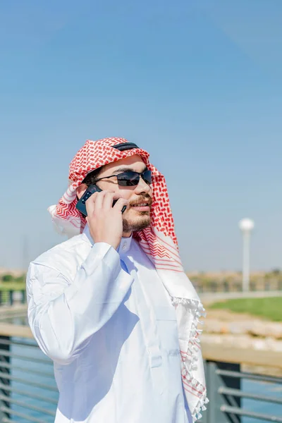 Vertical Shot Arab Man Traditional Clothing Bridge Talking Phone Sunny — Stock Photo, Image