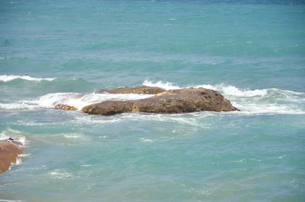 Гарний Знімок Морських Хвиль Розбився Скелі — стокове фото