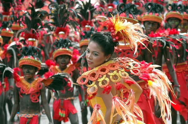 Bacolod Philippines Stycznia 2010 Tradycyjne Tancerki Kolorowych Sukienkach Podczas Festiwalu — Zdjęcie stockowe