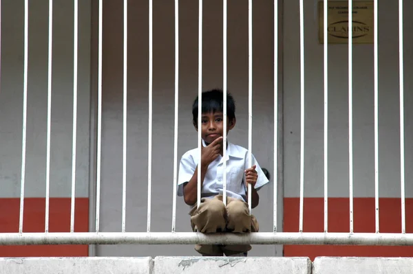 Manila Philippines Okt 2011 Een Jongen Schoolgebouw Achter Het Metalen — Stockfoto