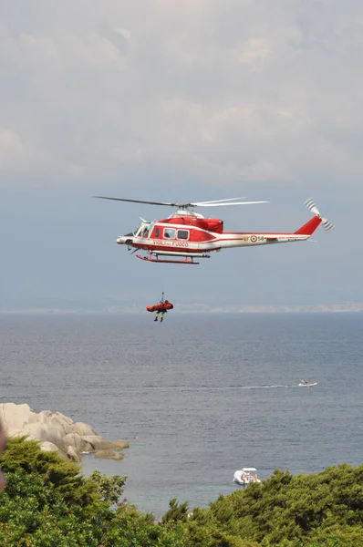 Santa Teresa Gallura Talya Ağustos 2018 Bir Itfaiye Helikopteri Eylem — Stok fotoğraf