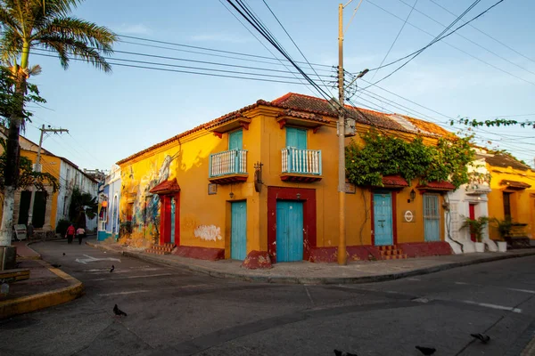 Cartagena Colombia 2021 Július Egy Színes Épület Trópusi Növényekkel Körülvéve — Stock Fotó