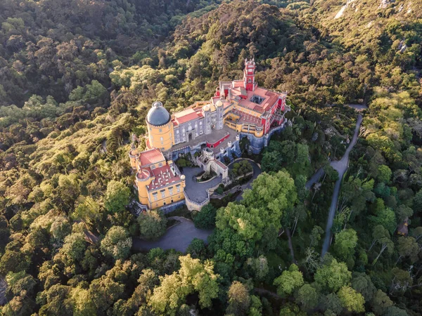 位于葡萄牙里斯本辛特拉的佩纳宫是一座五彩缤纷的浪漫主义城堡 在美丽的落日下矗立在山顶上 — 图库照片
