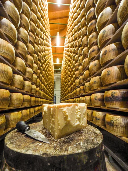 이탈리아 Italy Jan 2021 Vertical Shot Parmesan Cheese Wood Board — 스톡 사진