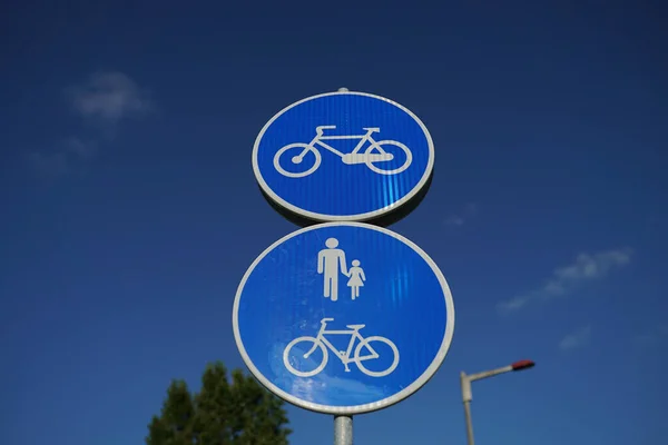 Χαμηλή Γωνιακή Κοντινή Όψη Πινακίδας Που Δείχνει Μονοπάτι Για Ποδηλάτες — Φωτογραφία Αρχείου