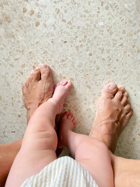 Голые Ноги Отца Ребенка Полу — стоковое фото