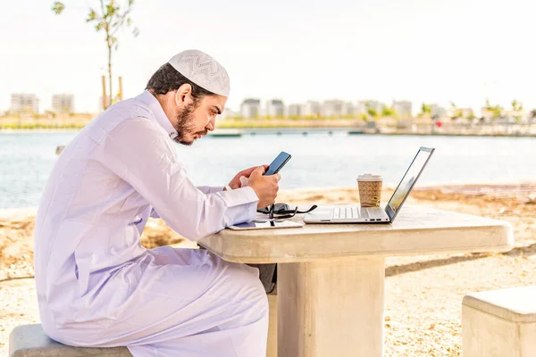Ung Arab Med Traditionella Kläder Som Arbetar Sin Telefon Och — Stockfoto