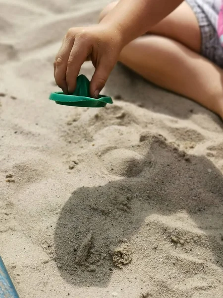 Вертикальный Снимок Милого Малыша Играющего Песком Солнечный День Пляже — стоковое фото