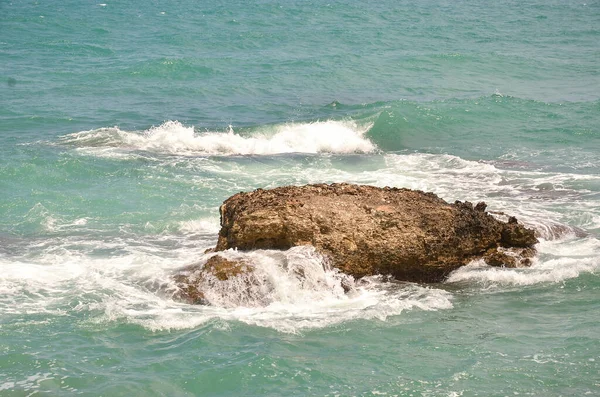 Bir Kayaya Çarpan Güzel Bir Deniz Dalgası Görüntüsü — Stok fotoğraf