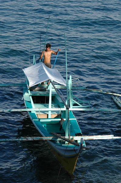 Миндоро Филиппины Рыболовецкое Судно Рыбаком Борту — стоковое фото