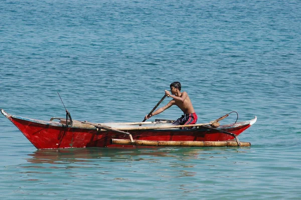 Mindoro Filippine Agosto 2006 Giovane Pescatore Sta Guidando Una Piccola — Foto Stock