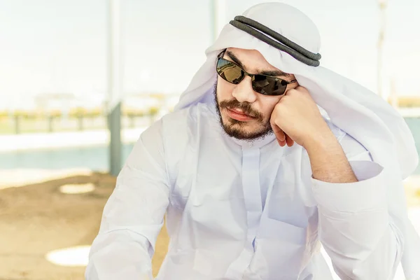 Grubblande Saudiarabisk Kille Med Solglasögon Och Traditionell Keffiyeh Vilse Tanken — Stockfoto