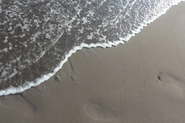 Piaszczyste Szare Wybrzeże Falą Oceanu Zbliżającą Się Niego Widzianego Góry — Zdjęcie stockowe