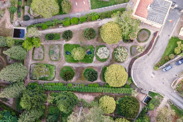丘の上にシントラのペナ宮殿城内の庭の空中ビュー 森の木々の間の植物園のビュー シントラ リスボン ポルトガル — ストック写真