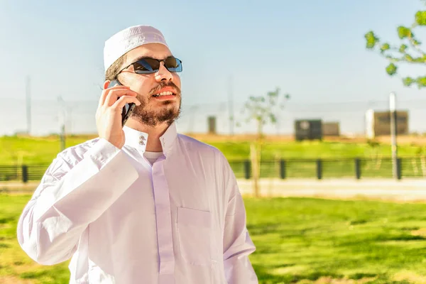 Ung Arabisk Man Traditionell Vit Dräkt Som Pratar Telefon Levande — Stockfoto