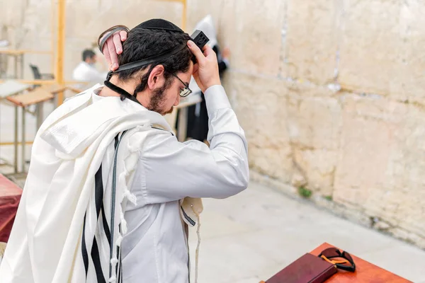 Seorang Yahudi Ortodoks Muda Dengan Selendang Tallit Dan Filin Tefilin — Stok Foto