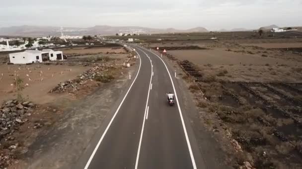 Imágenes Aéreas Persona Que Monta Bicicleta Camino Vacío Del Desierto — Vídeo de stock